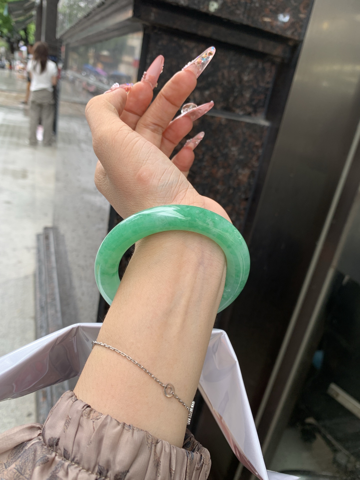 满绿圆条 55.7-11.2-11.3 0616-53-11361 打灯细纹，冰晶体，底妆水润，满绿圈果绿底色，鲜艳青翠，色泽均匀分布，举手投足之间散发出来的贵气感
