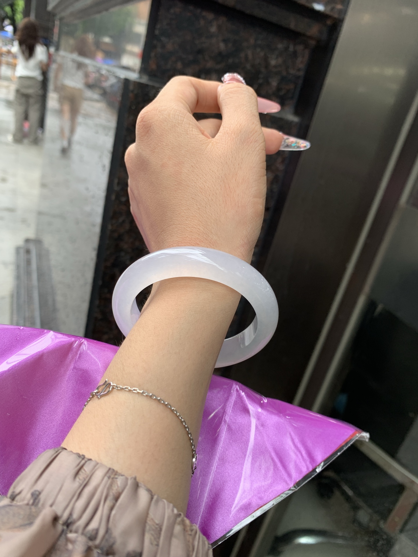 白冰正圈 53.7-8.5-12 0616-N1009 无裂，底妆冰透胶润，一腕清透，简约清爽，不挑肤色年龄，给人一种清雅脱俗，天真纯美的感觉，真不愧是翡翠中的初恋