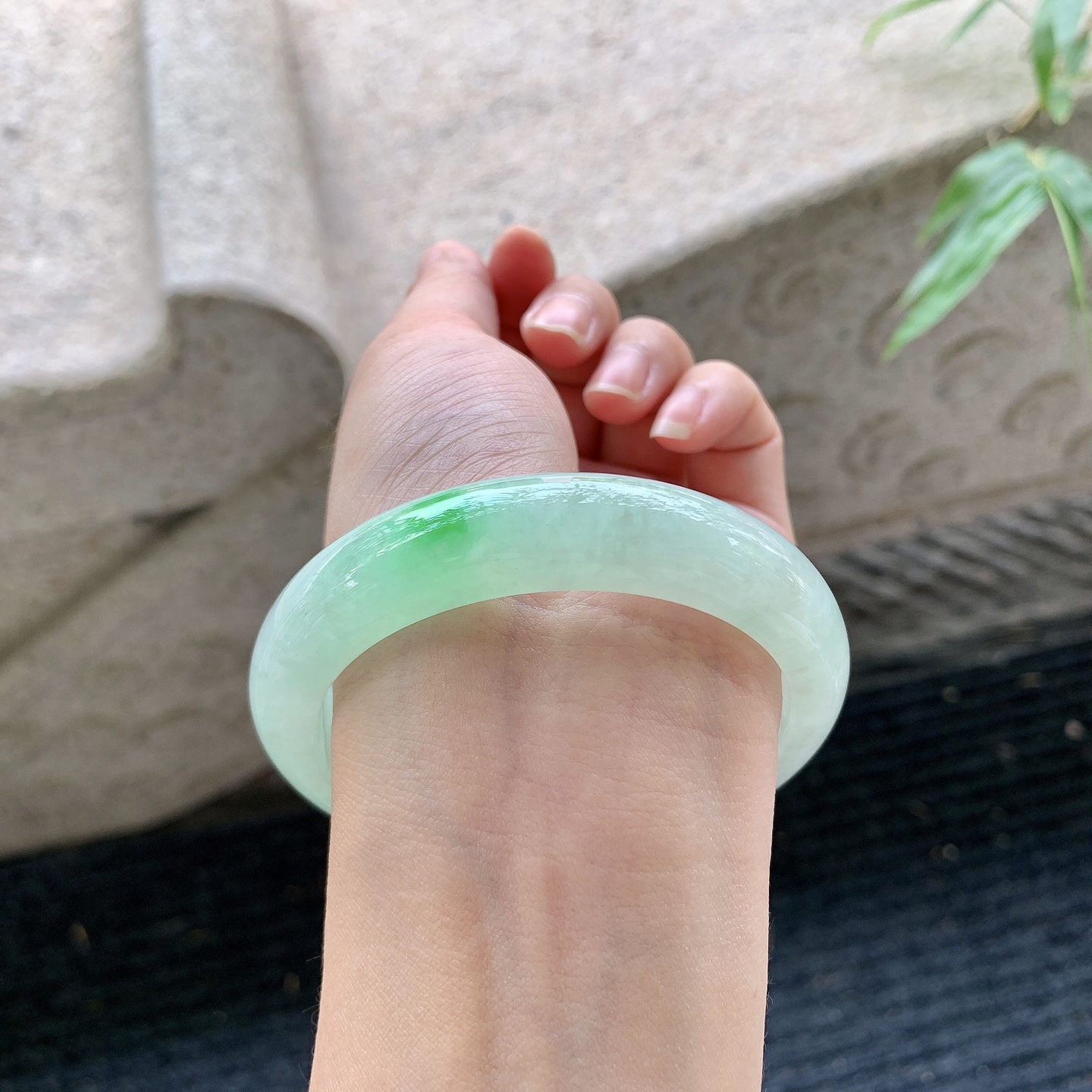 正圈58 59【圈口】58/13.4/8.5【编码】BA061769【描述】糯冰飘绿，水润，种老，细腻，打灯有晶体结构