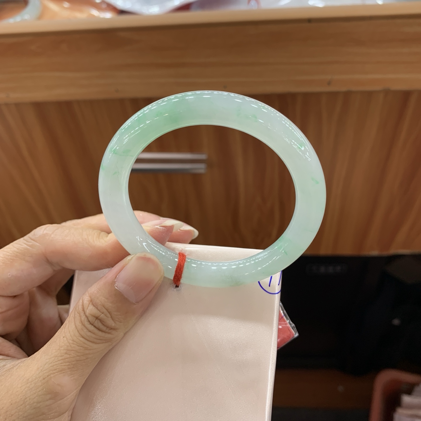 061518MMJ 飘绿圆条翡翠手镯 52.6-8.8