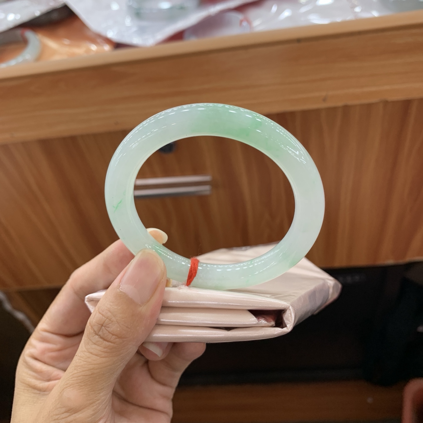 061518MMJ 飘绿圆条翡翠手镯 52.6-8.8