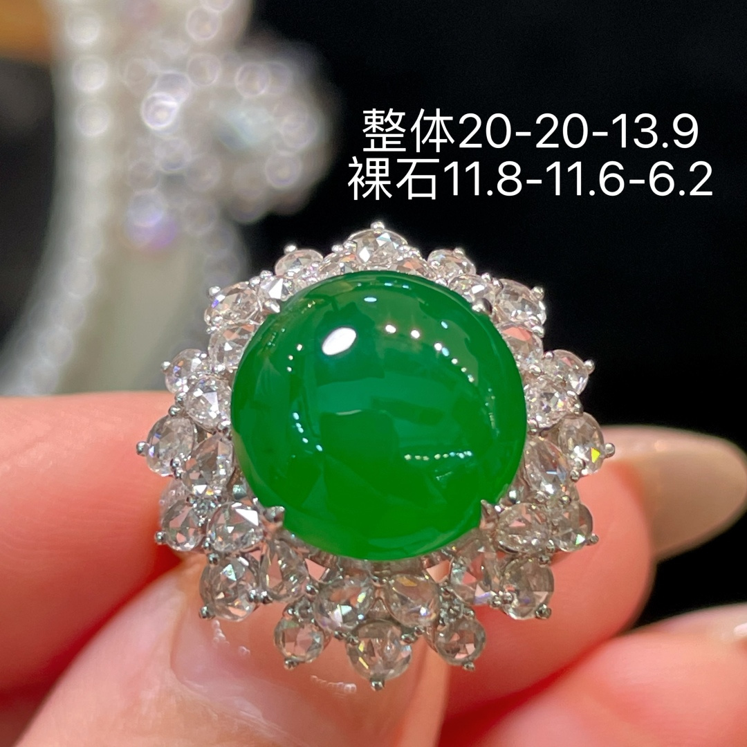 翡翠A货 蛋面戒指 阳绿满色，料子冰润细腻，种老起光，18k金镶真钻，上身佩戴效果很好 尺寸如图，