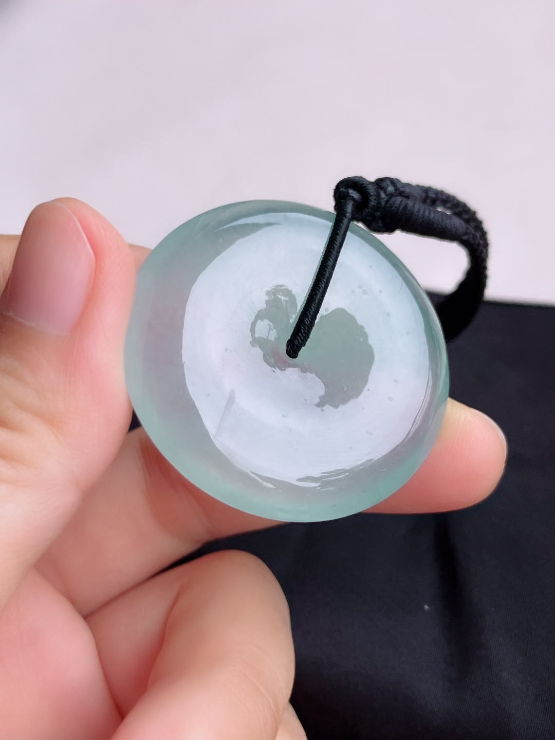 底色大平安扣，晶莹剔透。尺寸39.6/6.8/自然光实拍