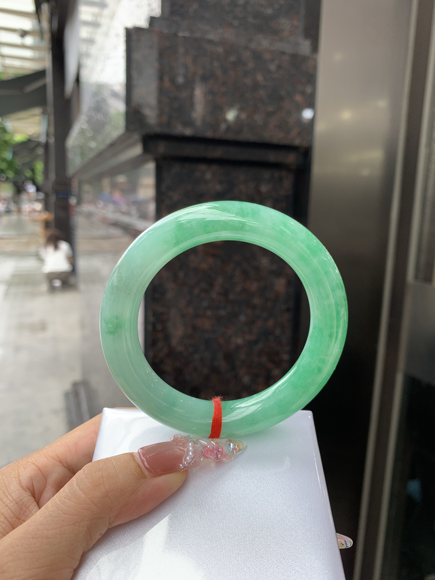 满绿圆条 55.7-11.2-11.3 0616-53-11361 打灯细纹，冰晶体，底妆水润，满绿圈果绿底色，鲜艳青翠，色泽均匀分布，举手投足之间散发出来的贵气感