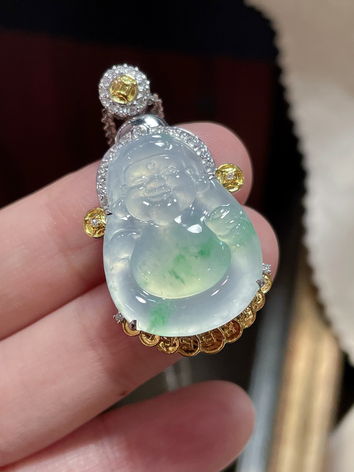 ️ 淘一个冰种飘绿财神爷，的很可爱，冰冰透透的水头还挺好，料子很饱满18k金镶嵌，22.8-17.3-3.3