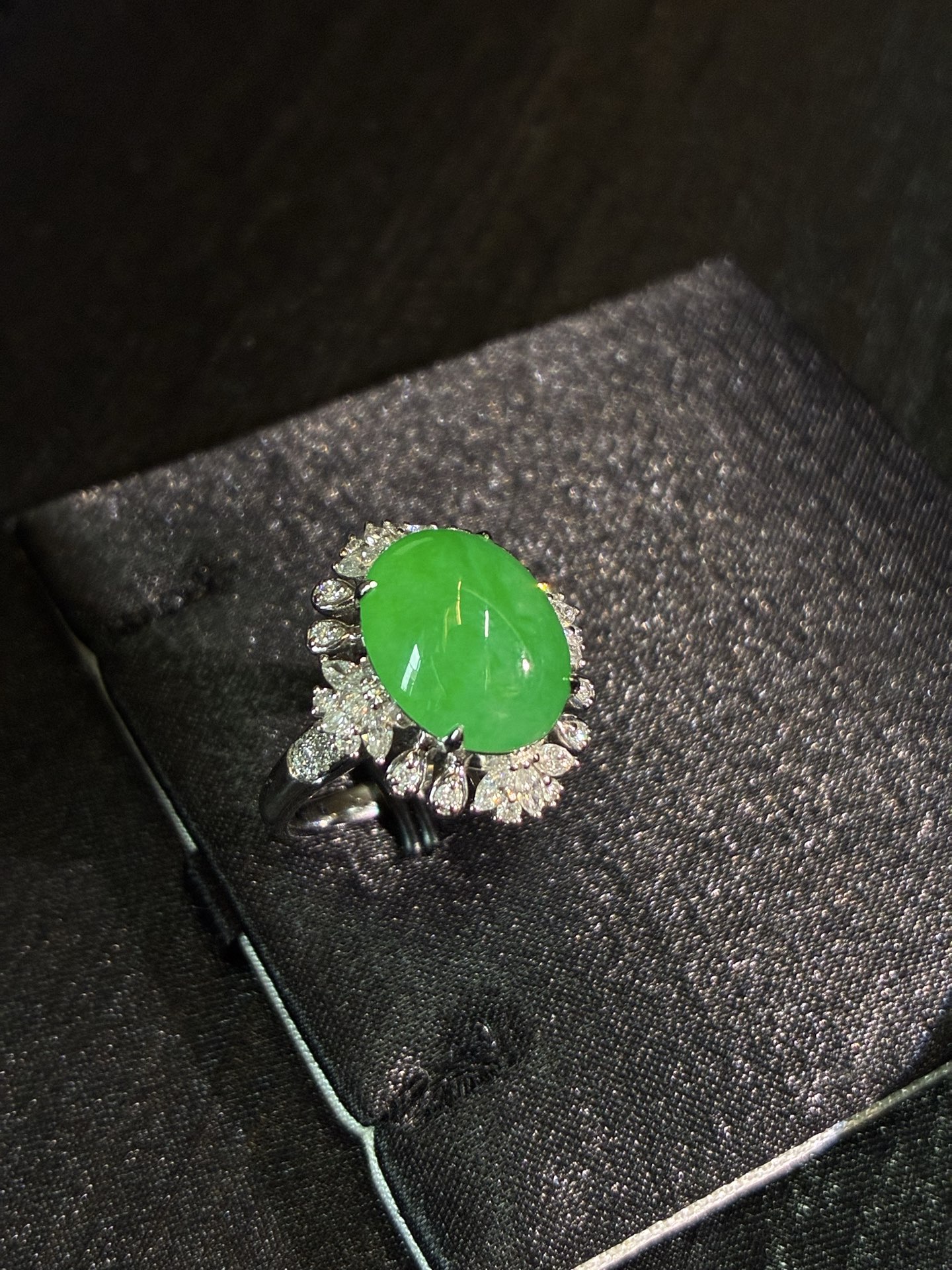 ️ 18k金镶嵌绿蛋面戒指，清甜浓郁 尺寸19.7×17×11.3 裸石13.2×10.7×5.3圈口17