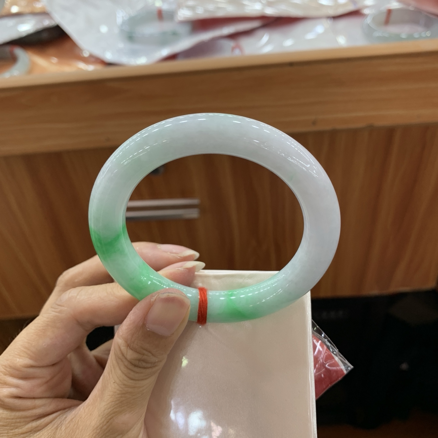 飘绿圆条翡翠手镯 55.3-10.8