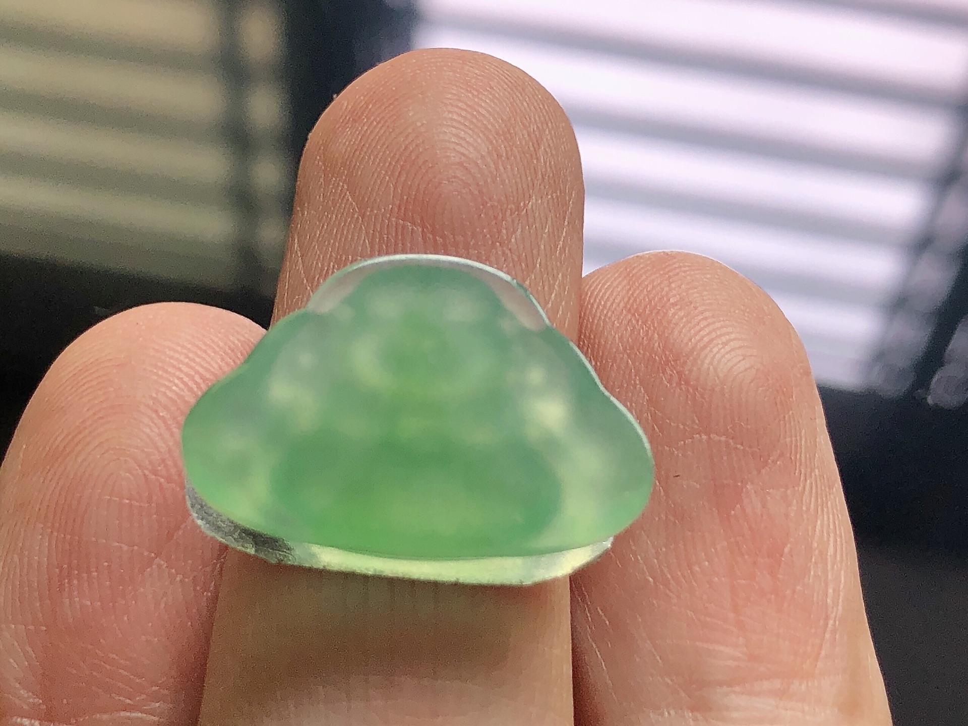 ️ 冰种阳绿佛公， 色泽艳阳，通透水润，玉质细腻，夺目迷人，雕工精湛，面相慈祥大气，品相，无裂，尺寸20.7*15*4.5