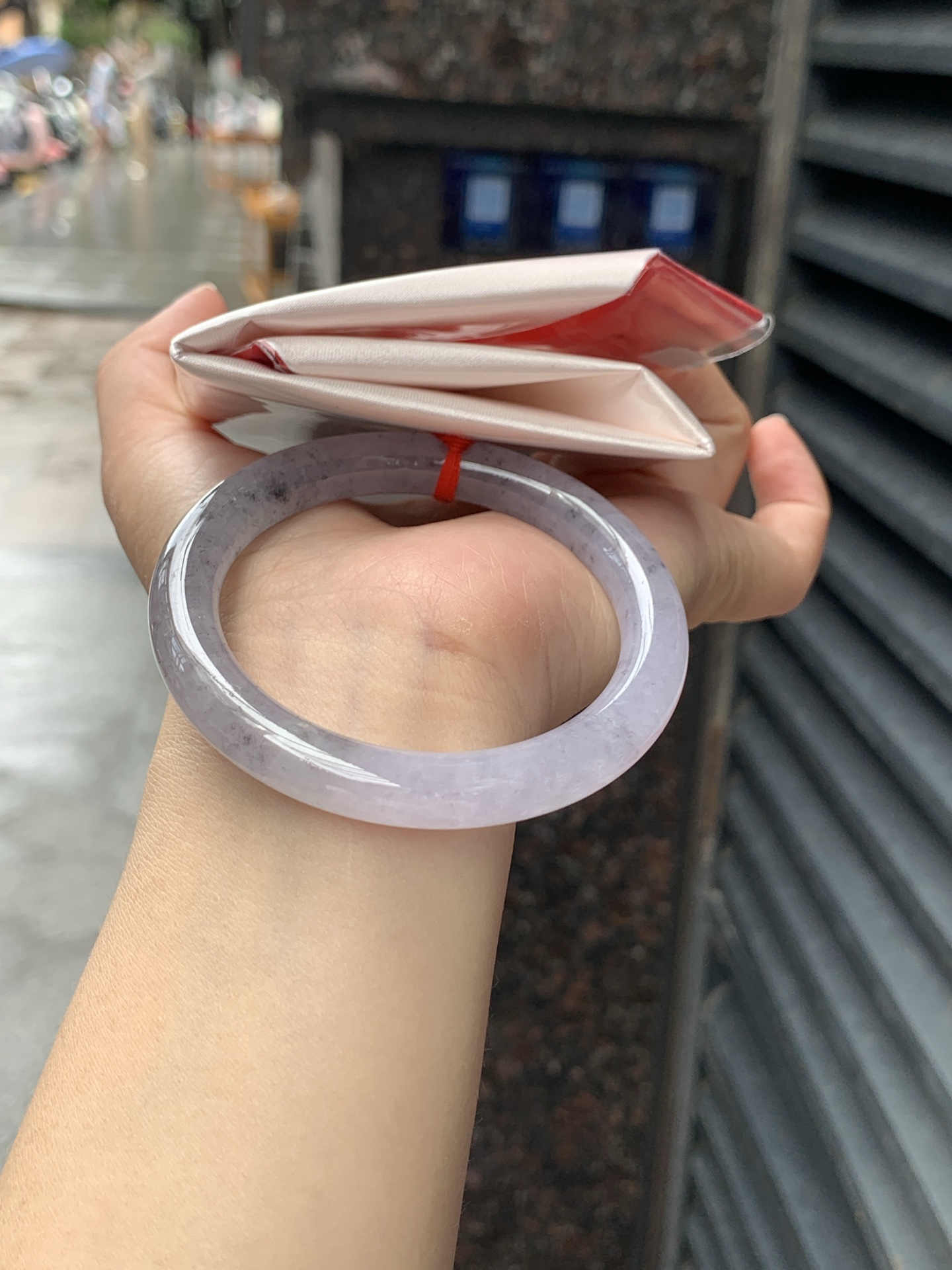 冰紫乌鸡圆条 53.8-8.7-8.8 0616-N983 打灯纹裂，冰润通透的底子，漫天细碎墨色雪花意境满满，清透朦胧紫调底色，独特清冷氛围感，小众不撞款。