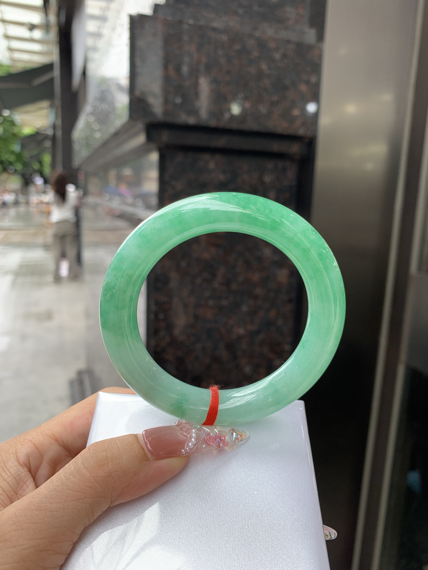 满绿圆条 55.7-11.2-11.3 0616-53-11361 打灯细纹，冰晶体，底妆水润，满绿圈果绿底色，鲜艳青翠，色泽均匀分布，举手投足之间散发出来的贵气感