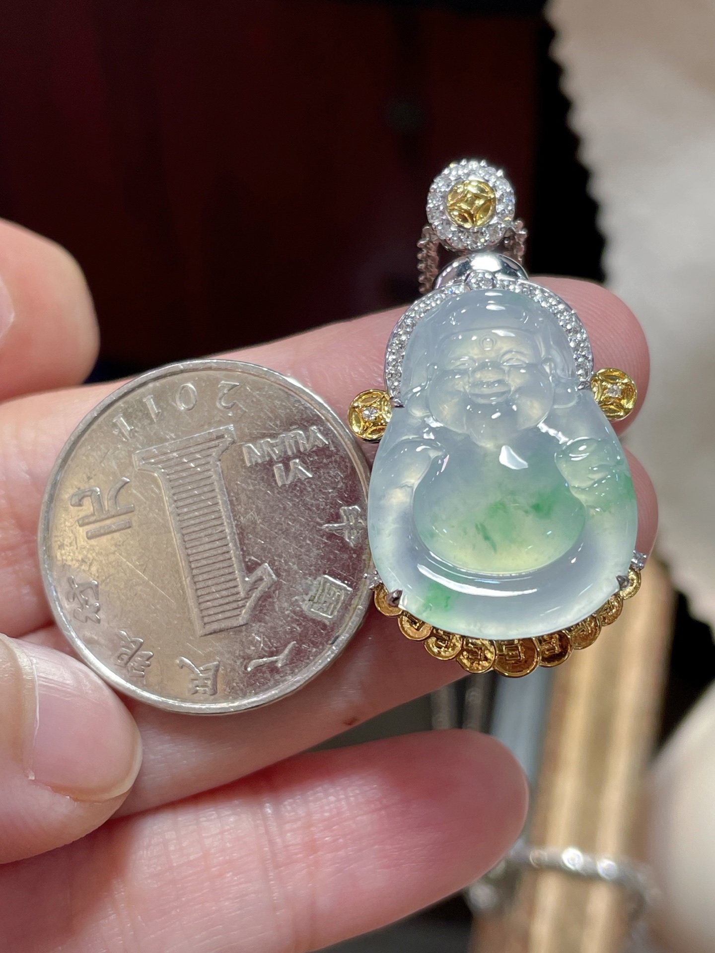️ 淘一个冰种飘绿财神爷，的很可爱，冰冰透透的水头还挺好，料子很饱满18k金镶嵌，22.8-17.