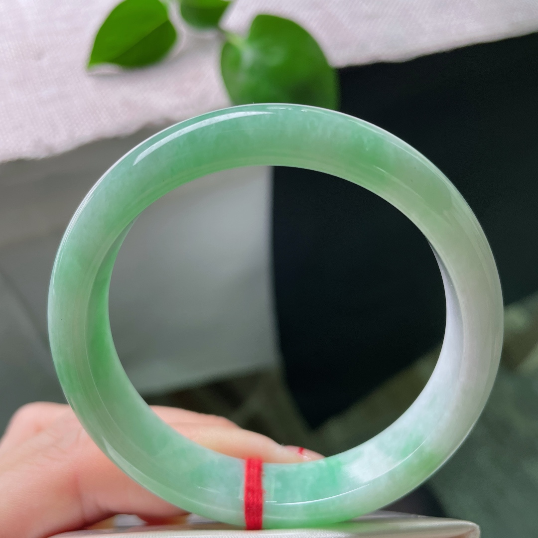 55.6/11.6/7.3果绿正圈，瑰姿艳逸，佩戴贵气不失大气婉约，水润，有棉线，ss52343a