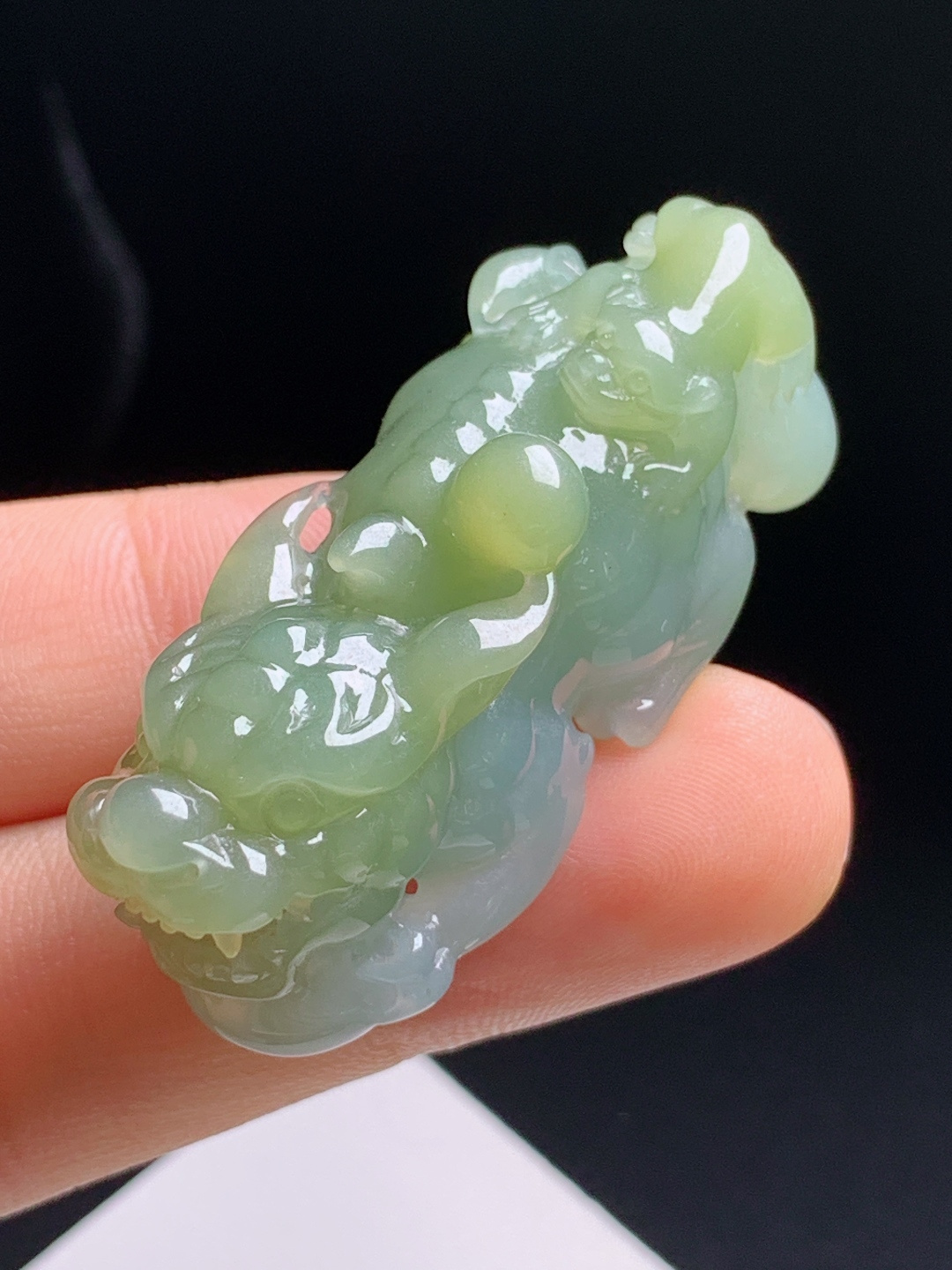 黄翡貔貅，立体满工雕刻饱满油润，吞金守财寓意，手感温润随身好物