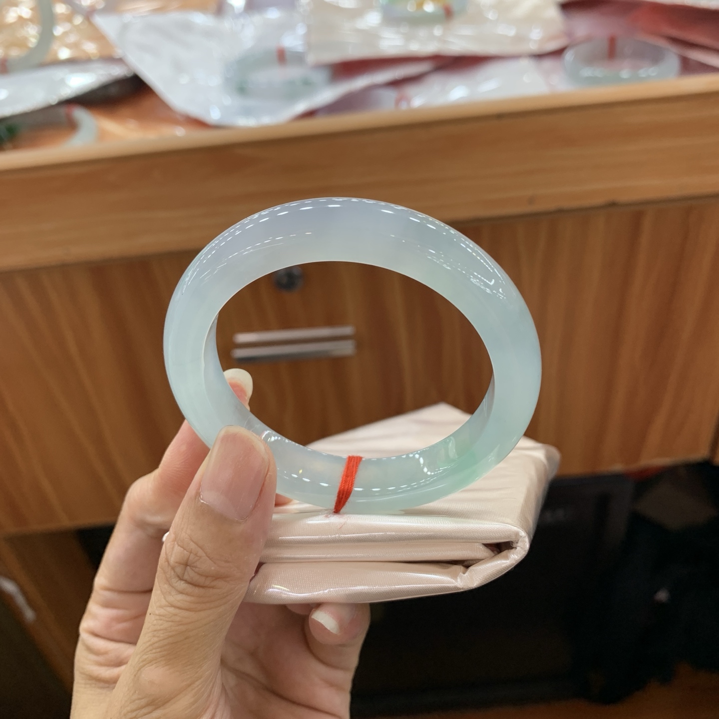 蓝胶飘绿花正圈翡翠手镯 54.3-12-9