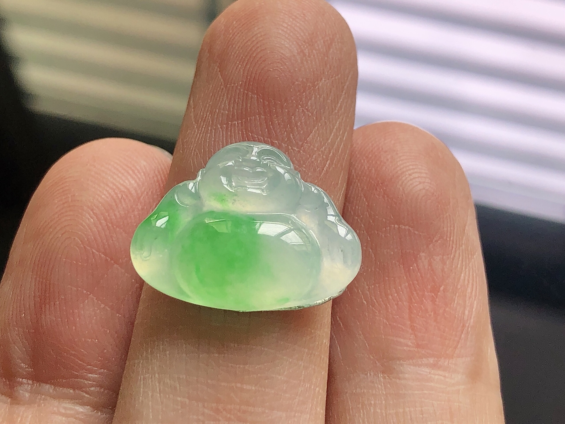 ️ 冰种阳绿佛公， 色泽艳阳，通透水润，玉质细腻，夺目迷人，雕工精湛，面相慈祥大气，品相，无裂，尺