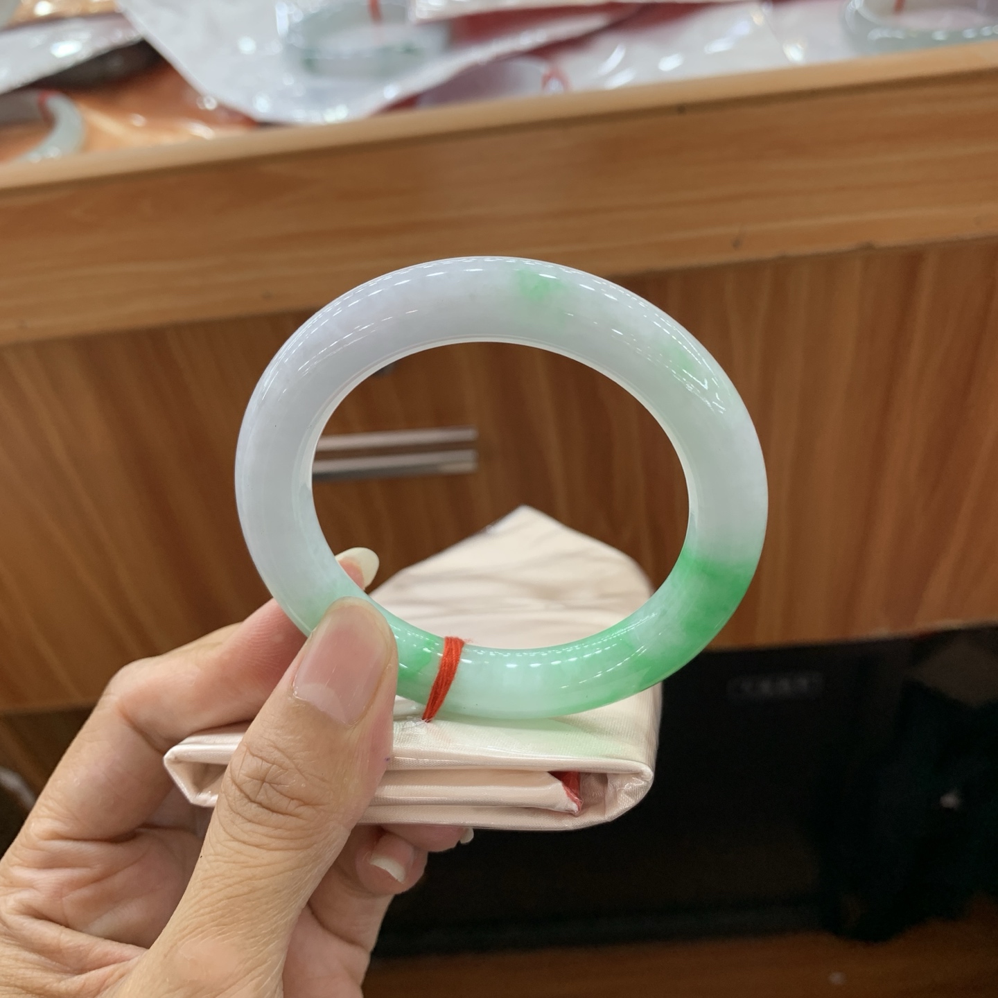 飘绿圆条翡翠手镯 55.3-10.8