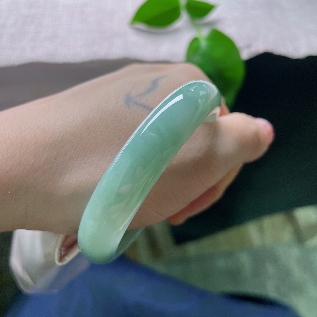 52.5/11.9/7.4蓝底正圈，水润细腻，清雅，佩戴优雅大方，一点皮纹，ss54400a