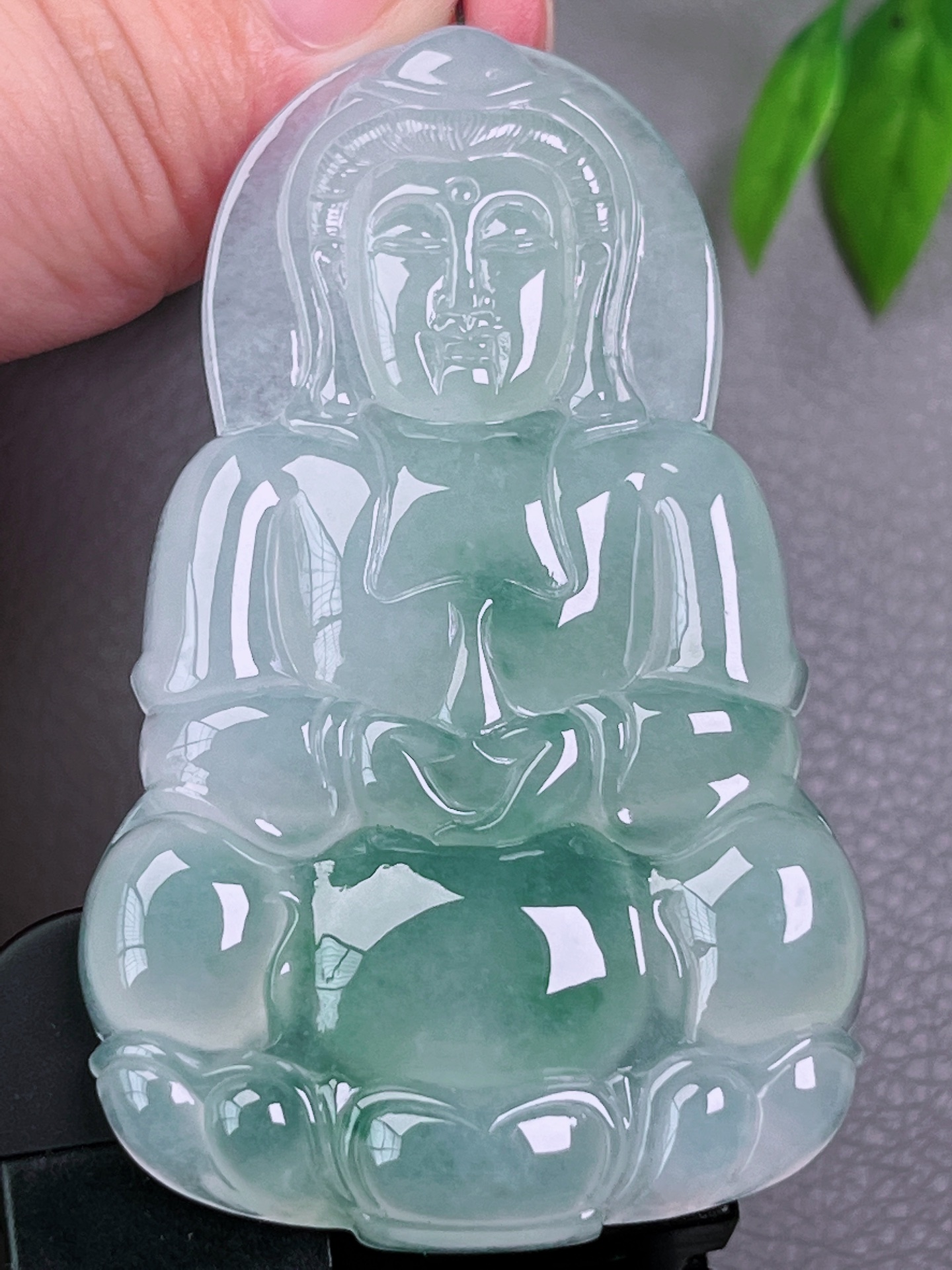高冰种飘花超大观音，无裂，油洁醇厚，冰透水润，起荧光，尺寸：69.9-42-6.5