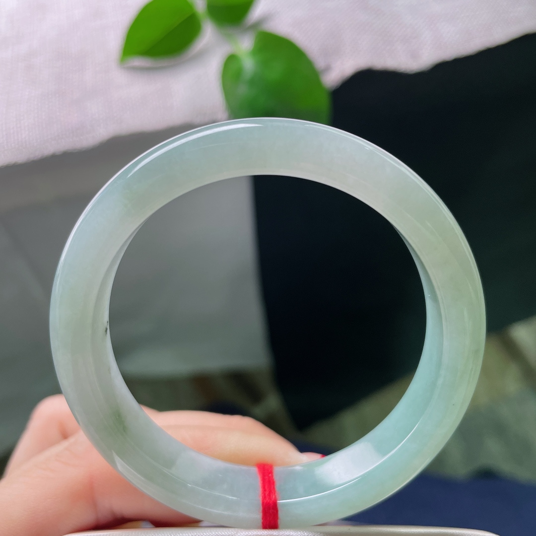 52.1/11.1/7.1，浅绿底正圈，腕间多了几分清雅之气，水润，底子细腻，无裂，ss54688a