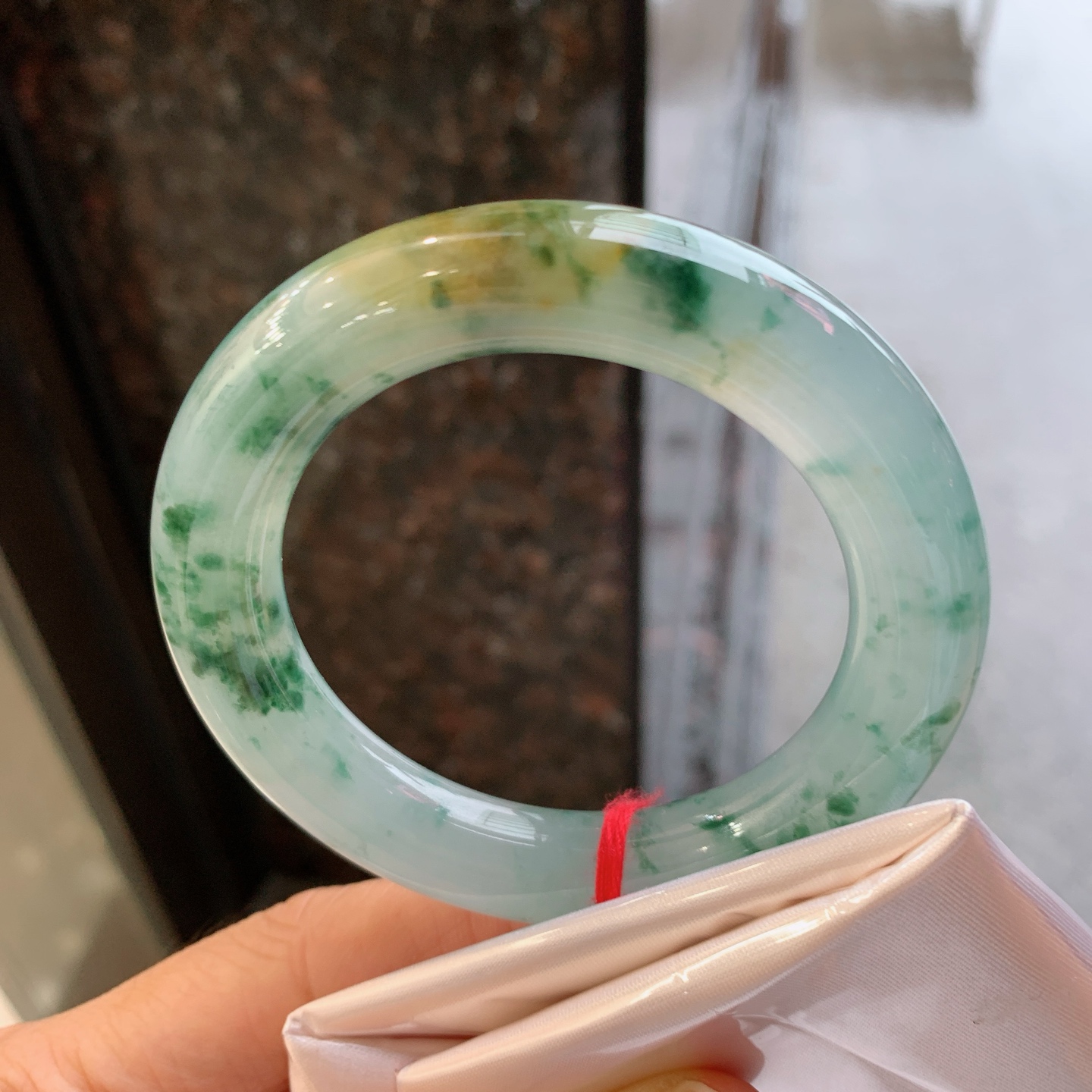 圆条冰飘花带黄翡 无裂 尺寸：52/11.6/11.2 冰润
