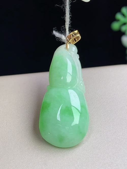 18k金镶飘绿葫芦，无裂，尺寸28-12-5.6mm，L17oya