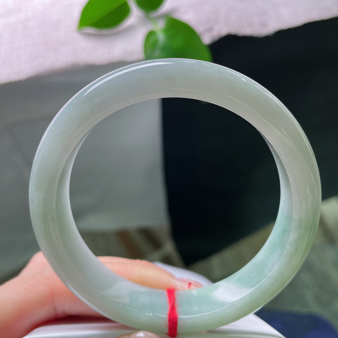 57.8/12.6/7.9，淡绿底正圈，肉质细腻干净，水润，佩戴温婉贤淑，干净，皮纹，ss54218a