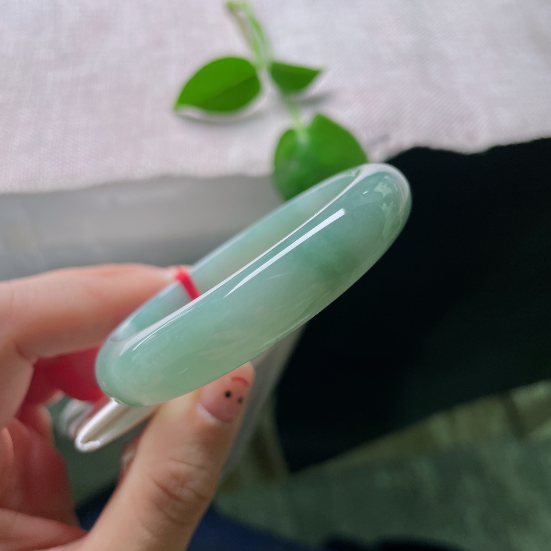 52.5/11.9/7.4蓝底正圈，水润细腻，清雅，佩戴优雅大方，一点皮纹，ss54400a