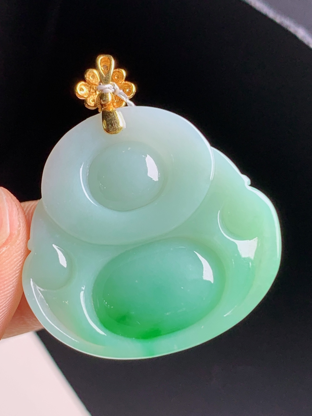 冰飘绿佛公吊坠，底妆浅青腹藏辣阳绿，种水细腻油润，18K金绿宝镶扣，笑口常开纳福挡煞，上身贵气大方 裸石27.8-29.7-6.5 整体35.1 180615