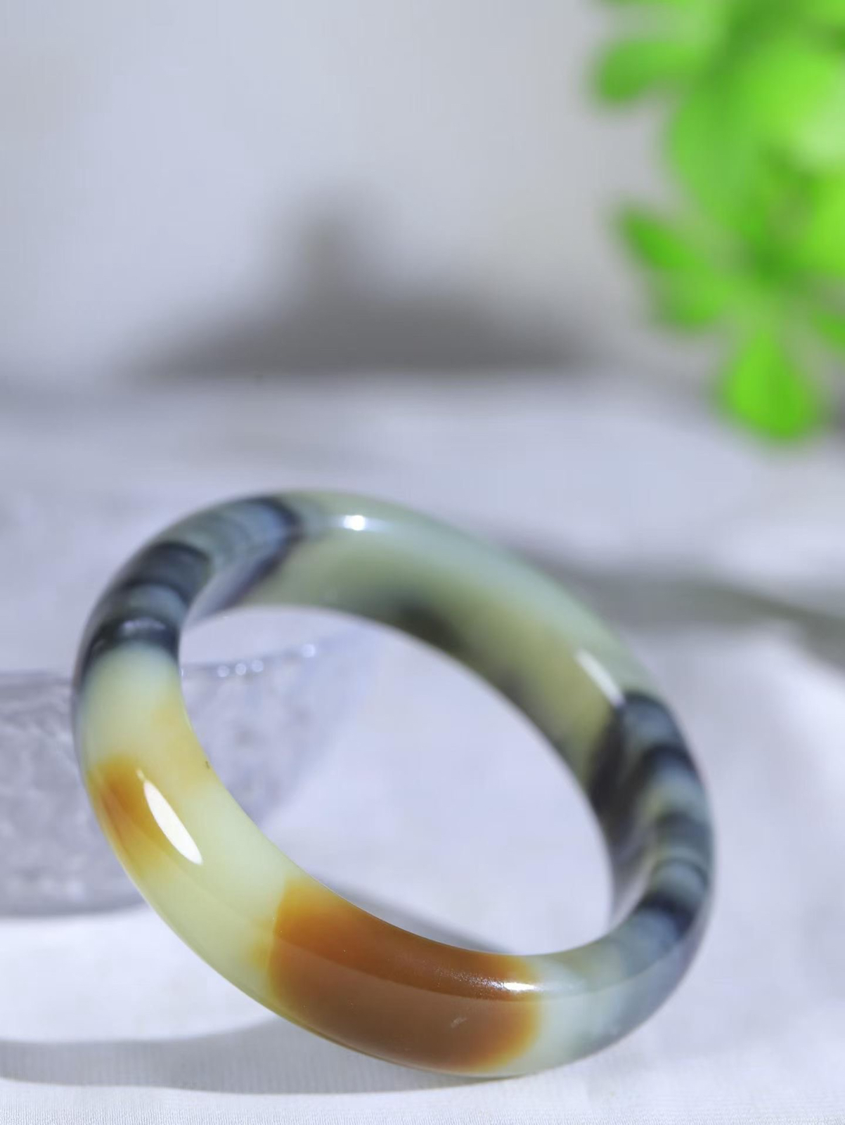 （一见倾心.手镯）

收藏级和田玉青花带糖手镯，玉质温润细腻 油性十足 手感舒适，高华雅逸，线条流畅，简约大气，美自天成，素雅高贵。佩戴于腕间，婉约之美，举手投足间透出那低调奢华。重81.83克  内径58.5mm尺寸16.3-9.7mm16601730T