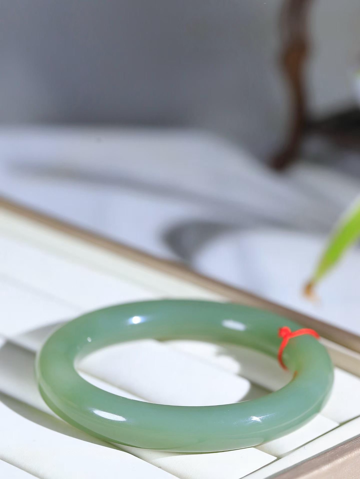 【碧波流转·手镯】

精品和田玉碧玉圆条手镯，玉质细腻温润，手感舒适，️线条流畅，简约大气，美