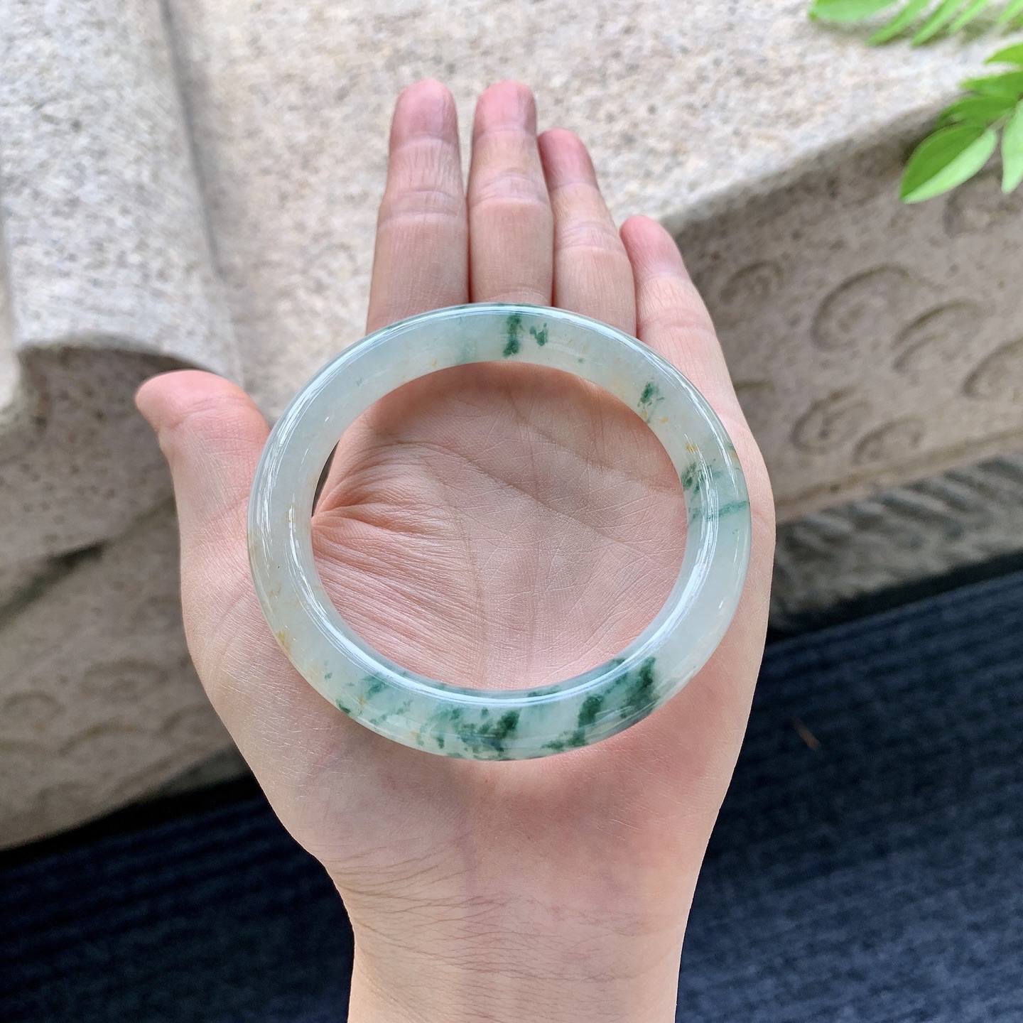 圆条54 55，【圈口】55.4/9.7/9，【编码】A1081060，【描述】细糯飘花，飘黄翡，水润，种老，细腻，无裂。