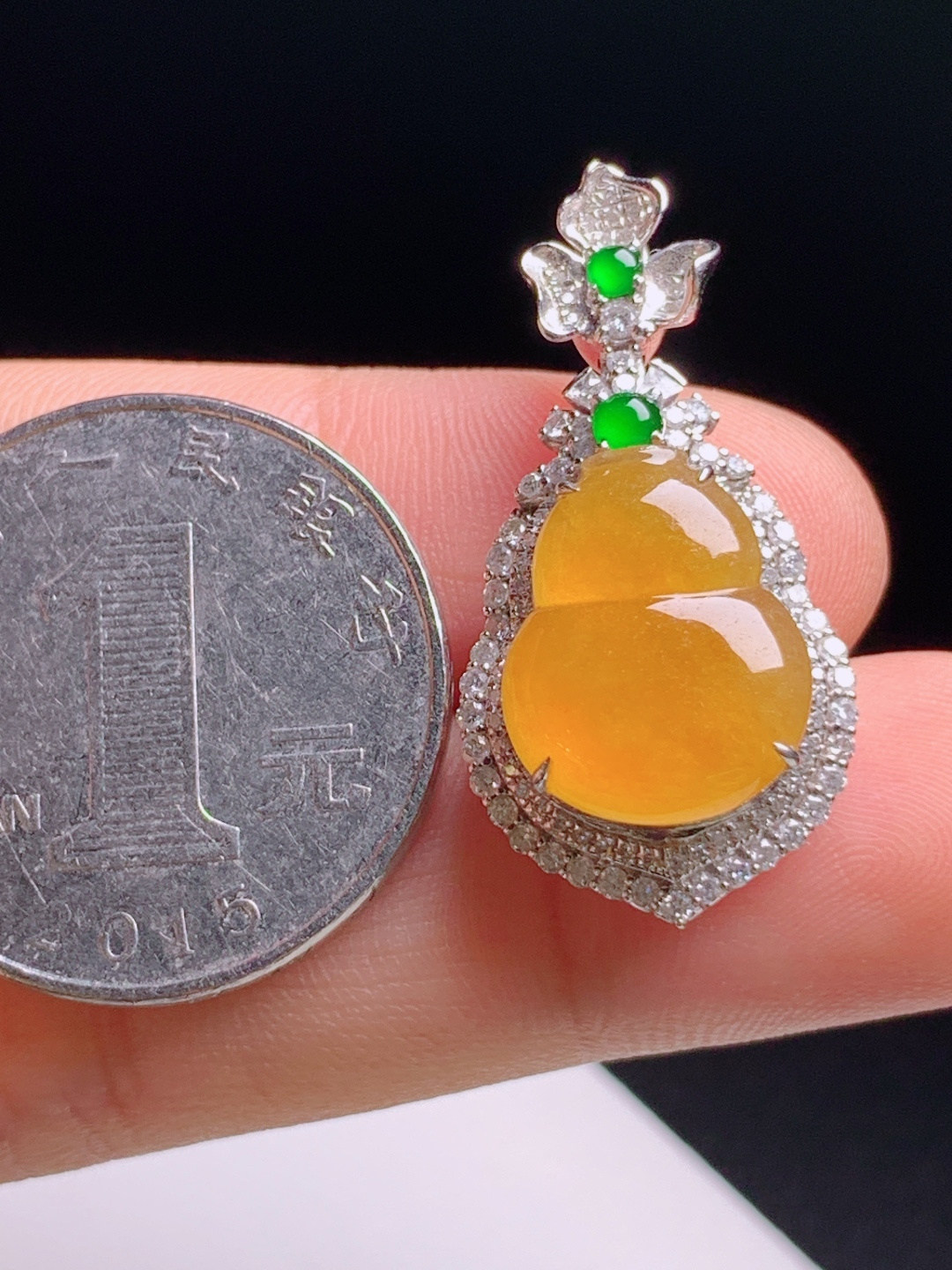 冰种黄翡葫芦吊坠，色泽浓郁鲜亮水头充盈，满钻双层围镶搭配正阳绿顶珠，福禄双全招财旺运，明艳吸睛 480615