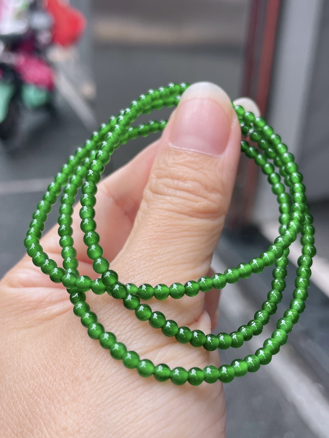 冰种辣绿珠链 色泽艳丽，珠圆玉润 尺寸：3，180颗