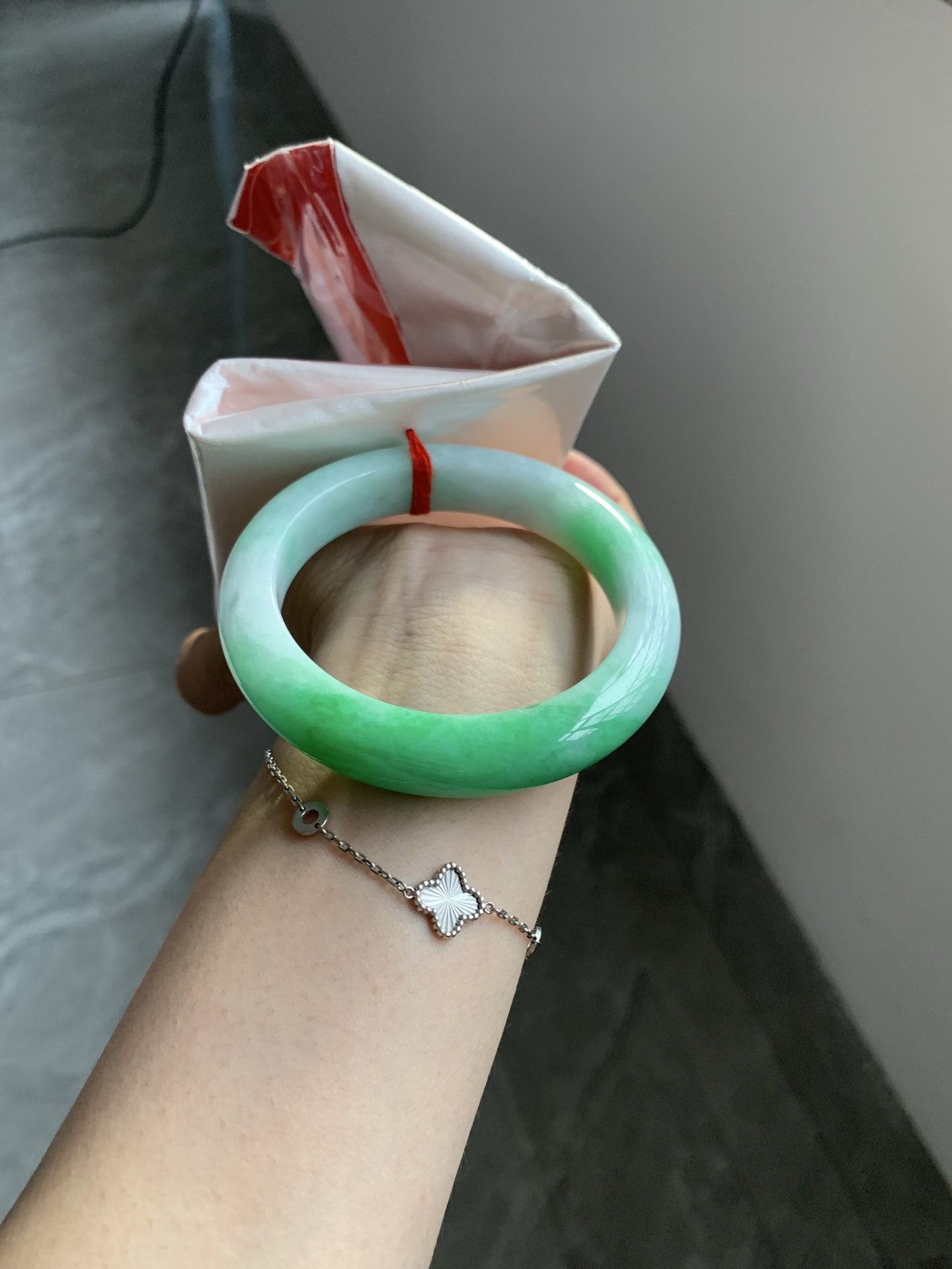 白底青正圈 55.9-9-11.8 0617-FF-3236 打灯多处细纹，底妆水润，半圈阳绿鲜艳青翠，半山半水特色，一镯两戴。