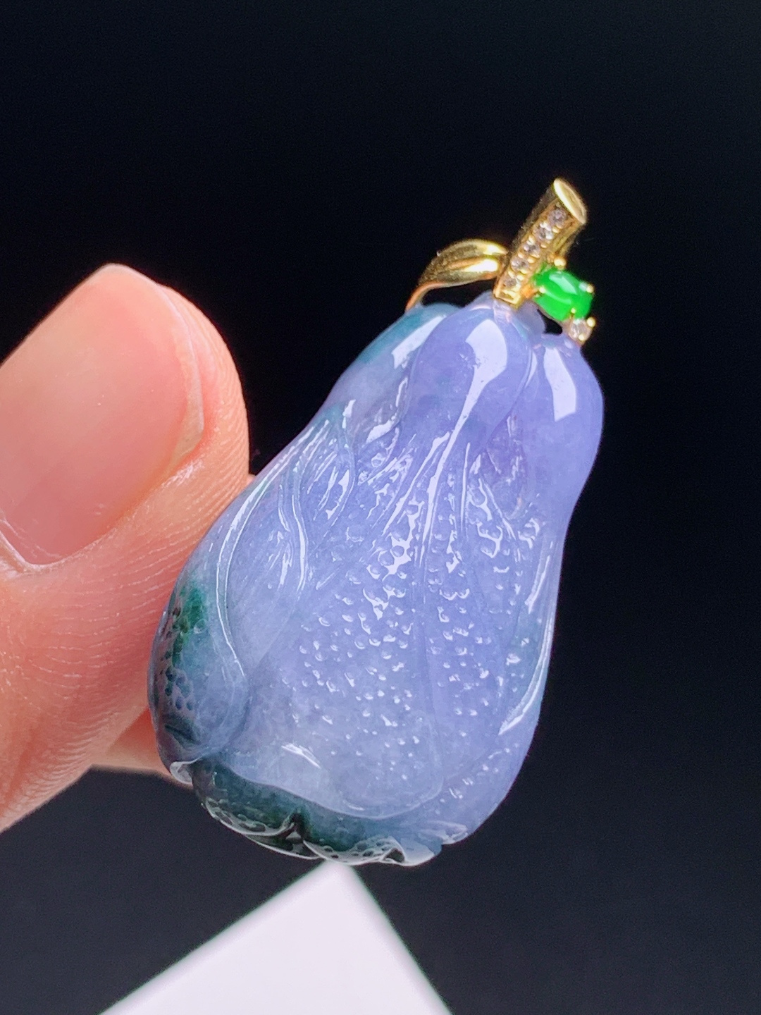 ️ 白菜吊坠，百财浓紫底色飘墨翠意境十足，胶润通透雕工细腻，金镶正阳绿顶珠点缀，温婉雅致寓意金玉满堂