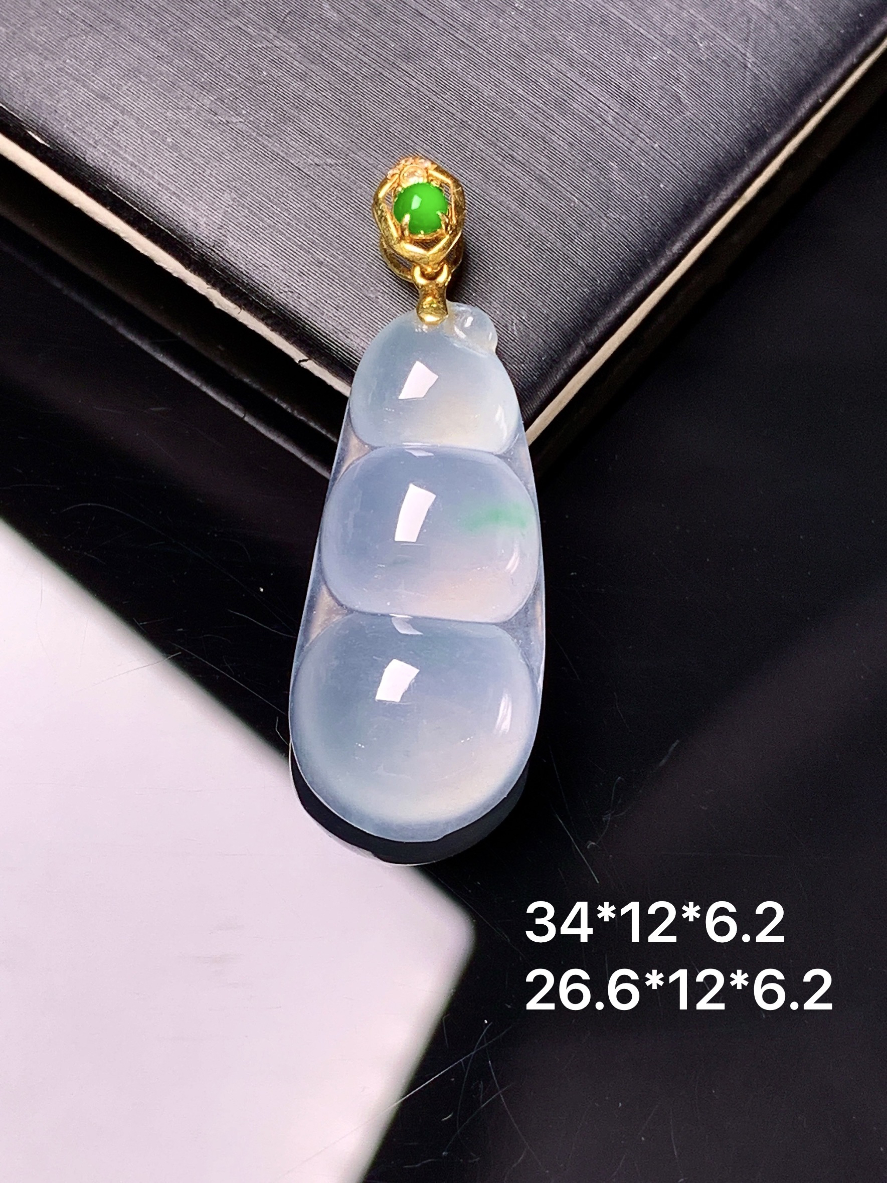 18k金镶嵌冰种四季豆吊坠 玉质细腻 色泽艳丽清新 整体尺寸34*12*6.2 f4
