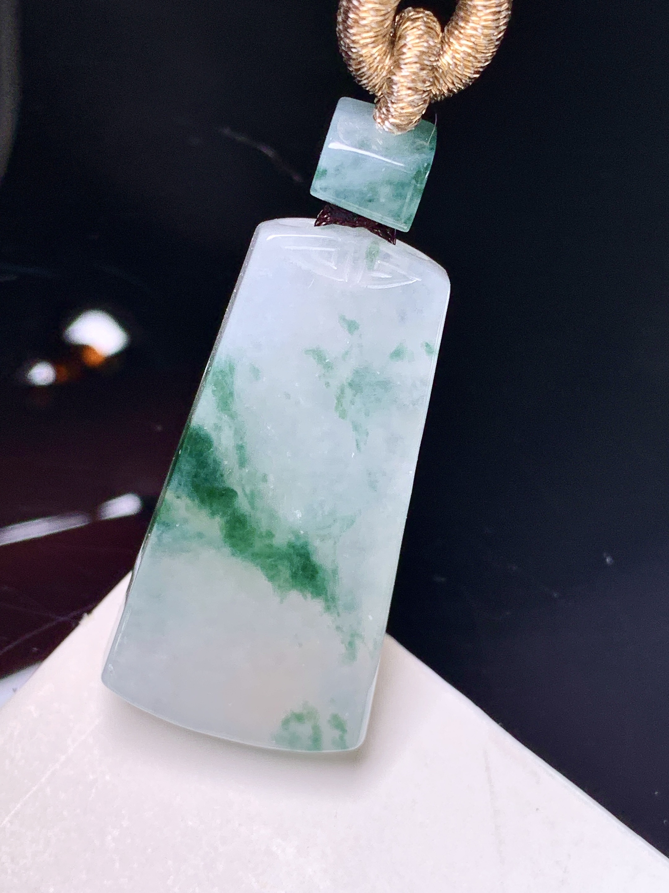 飘绿无事牌吊坠 玉质细腻 色泽艳丽清新 整体尺寸32*16.6*5.8 e1