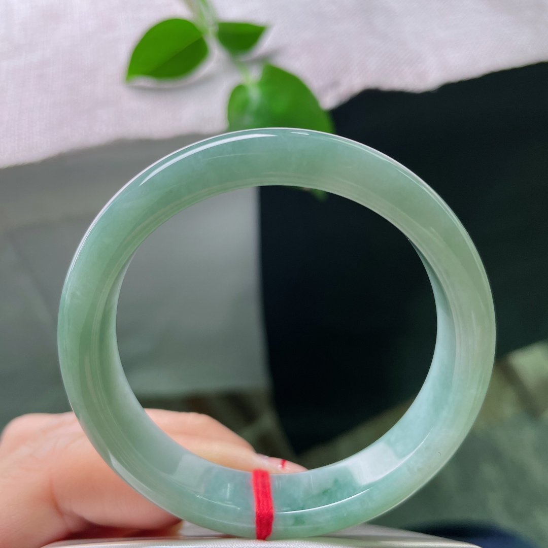 52.5/11.9/7.4蓝底正圈，水润细腻，清雅，佩戴优雅大方，一点皮纹，ss54400a