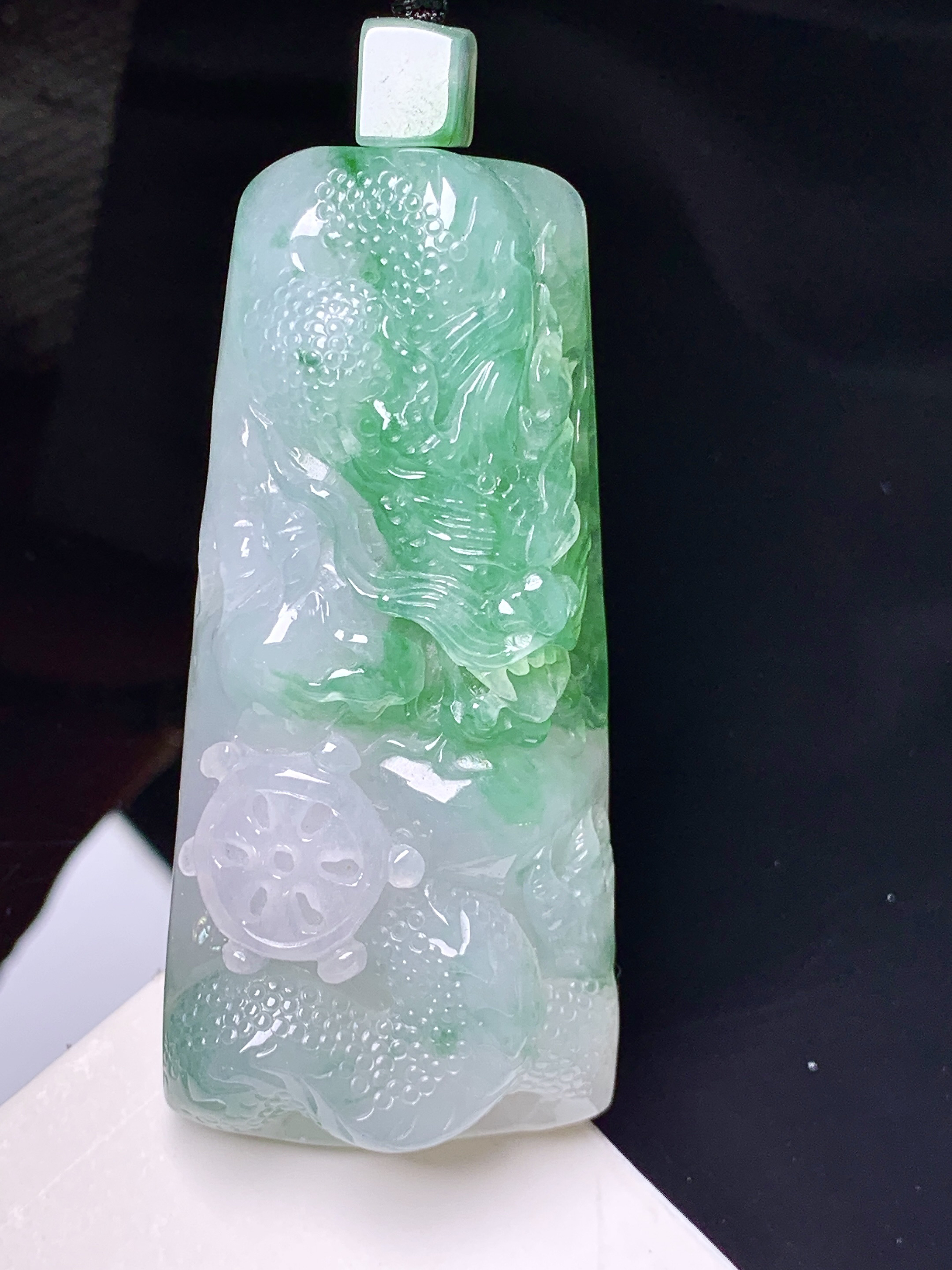 飘绿龙牌吊坠 玉质细腻 色泽艳丽清新 整体尺寸53.2*25*10 e1