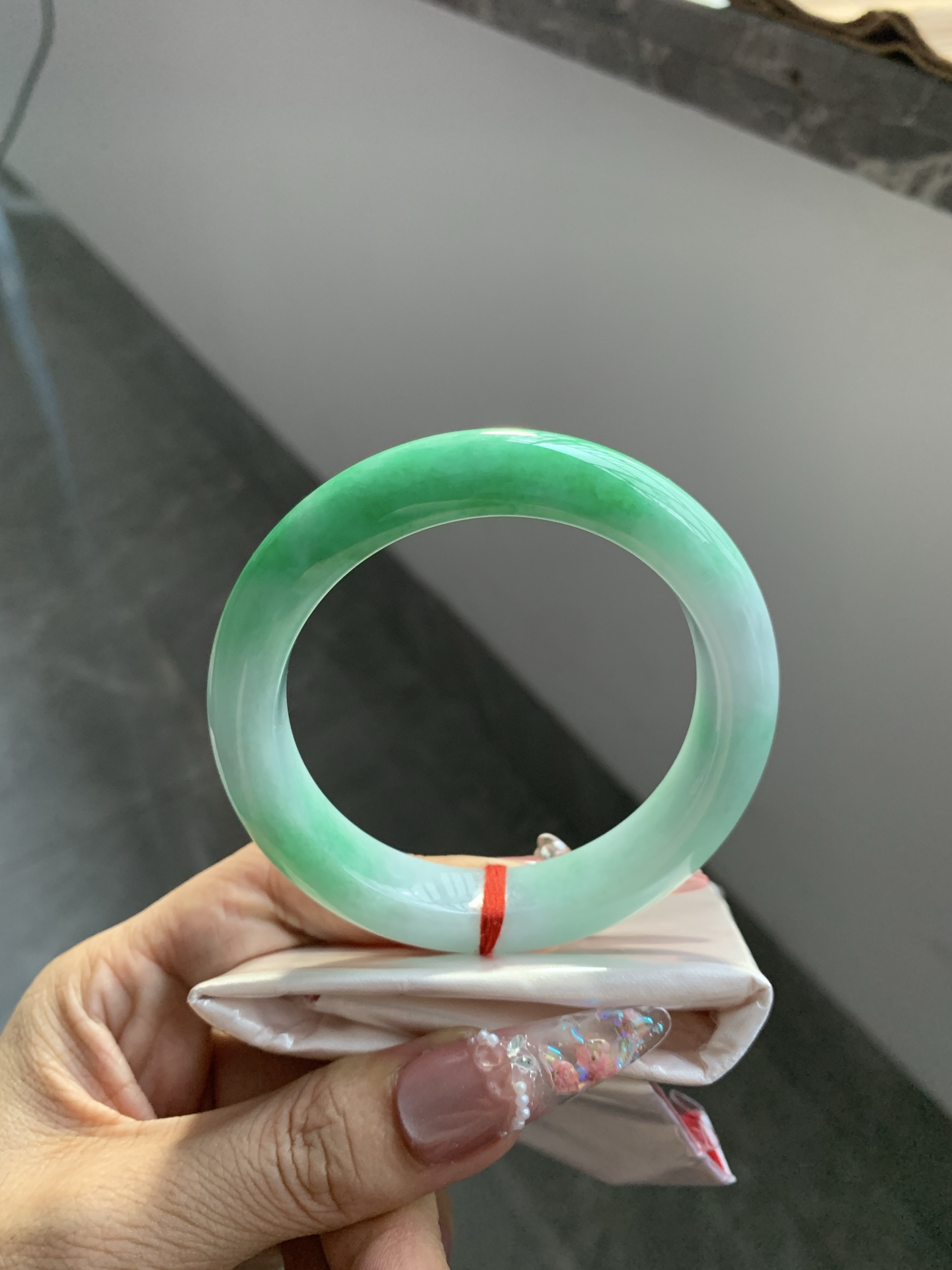 白底青正圈 55.9-9-11.8 0617-FF-3236 打灯多处细纹，底妆水润，半圈阳绿鲜艳青