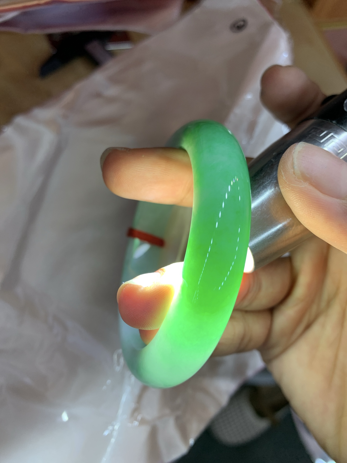 白底青正圈 55.9-9-11.8 0617-FF-3236 打灯多处细纹，底妆水润，半圈阳绿鲜艳青翠，半山半水特色，一镯两戴。