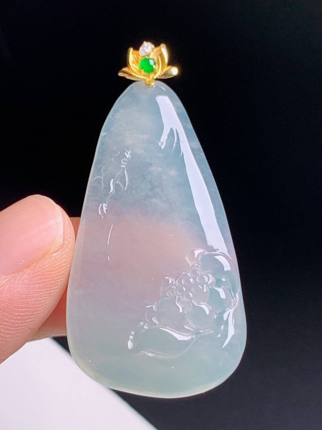 高冰荷花牌吊坠，晴底飘淡粉柔光清透，浅雕荷塘游鱼清雅写意，金镶莲花绿珠扣头，年年有余静心雅致