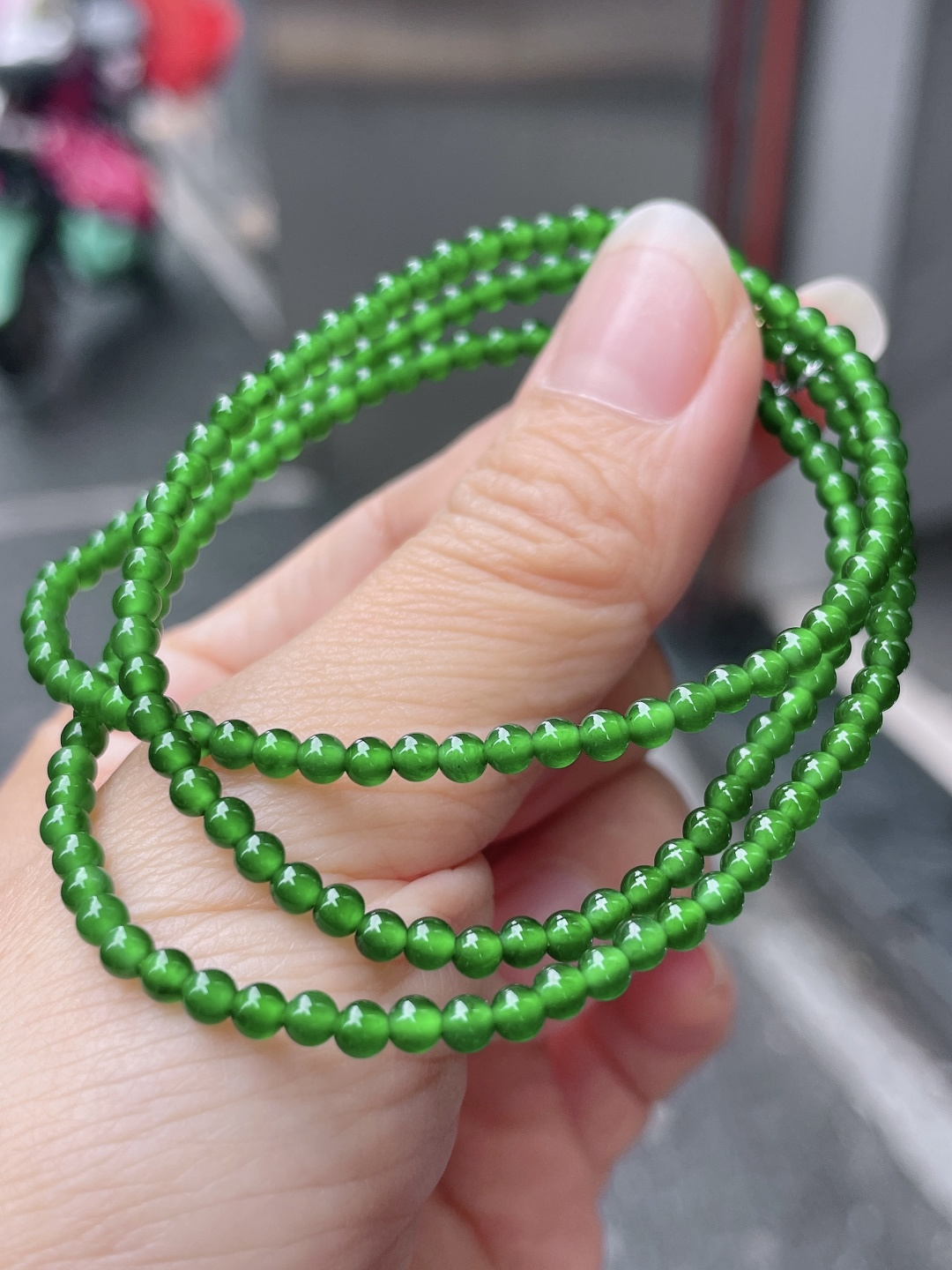 冰种辣绿珠链 色泽艳丽，珠圆玉润 尺寸：3，180颗