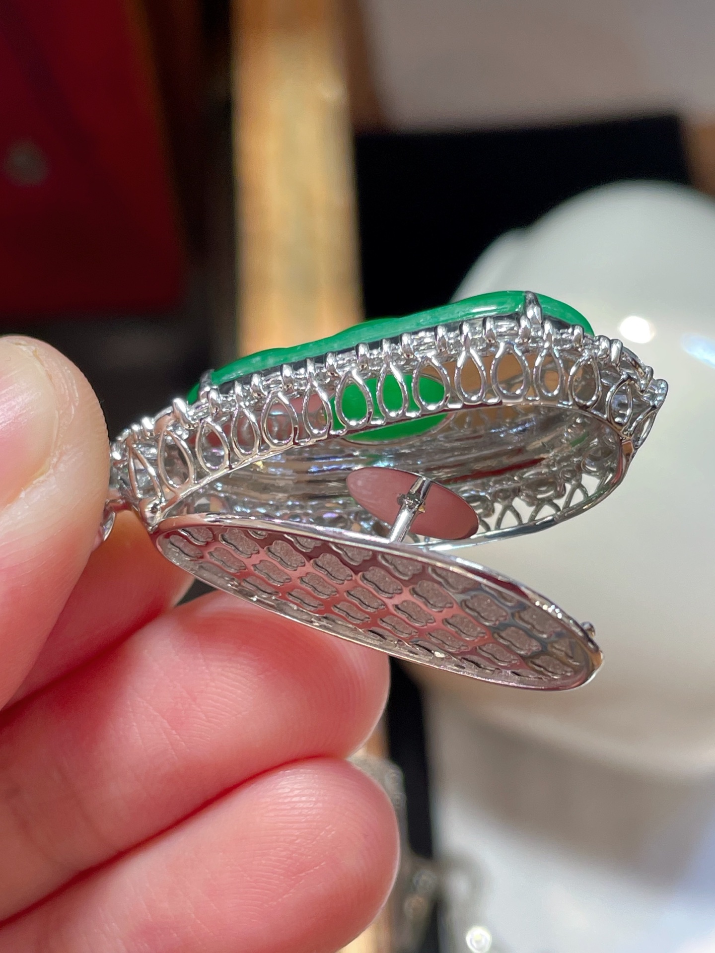 ️ 翡翠阳绿福豆吊坠，光感强烈 冰种阳绿色，满绿，料子水润通透，种老起光。 18k镶，佩戴效果佳，26.9-11.9-5.6