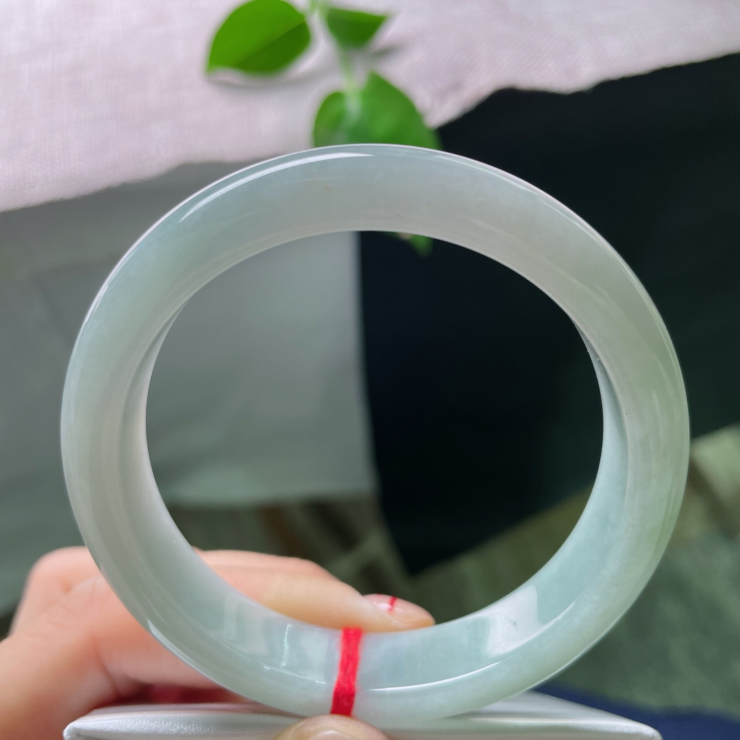56.7/12.5/7.5，浅绿底正圈，洒金招财进宝，水润，质地温润细腻，有棉线，ss54076a
