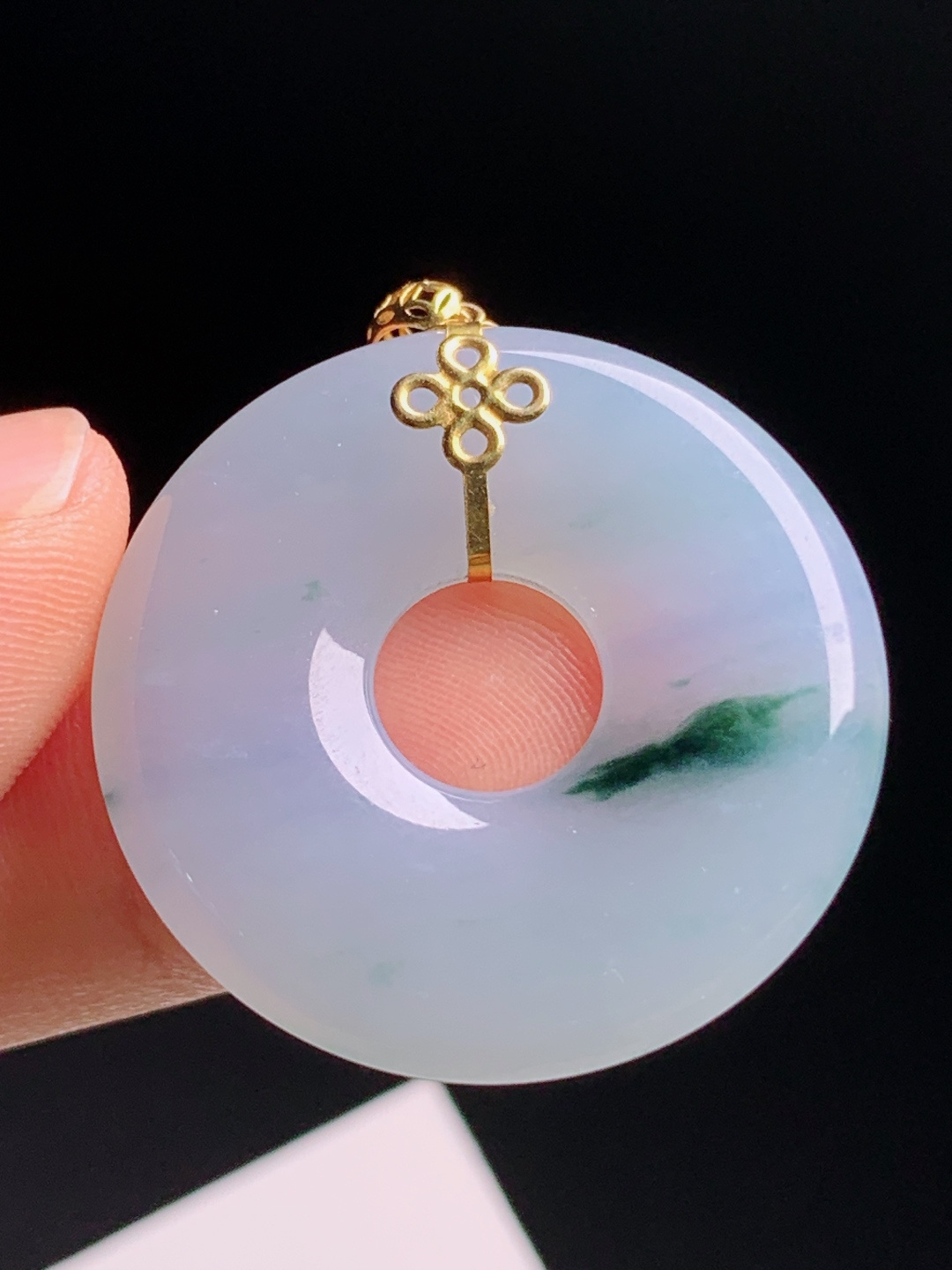 冰种飘花吊坠，淡紫晴底带飘逸绿丝，通透起光素面圆润，金镶中国结扣头古韵雅致