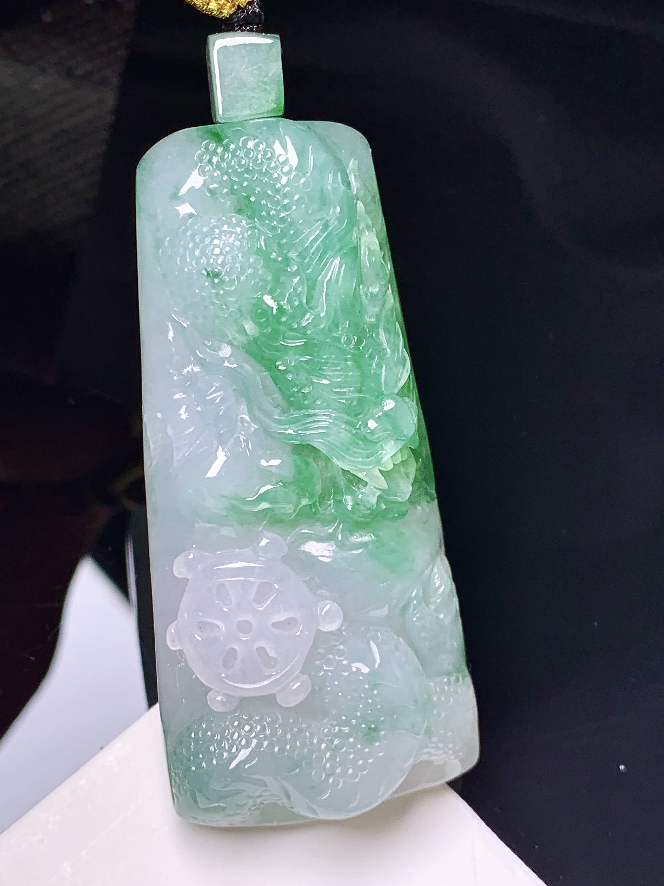 飘绿龙牌吊坠 玉质细腻 色泽艳丽清新 整体尺寸53.2*25*10 e1