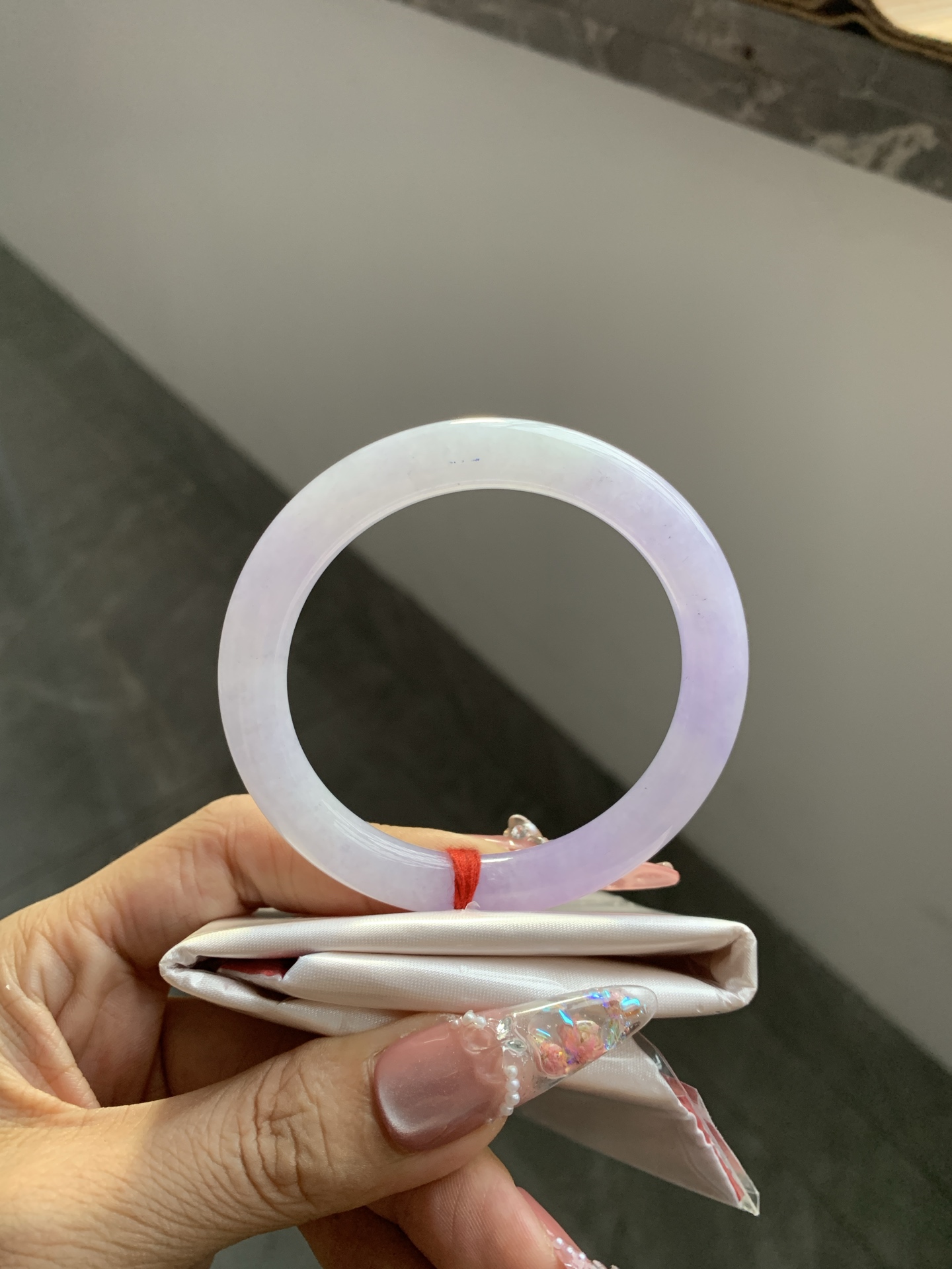 美人条 52.6-8.2-7.5 0617-N1016 打灯细纹，底妆水润，渐变半山半水，吸睛抢眼，浪漫迷人，仙气飘飘，优雅高贵显气质，感满满，满满底色均匀不失色，不同光线不一样视觉感受