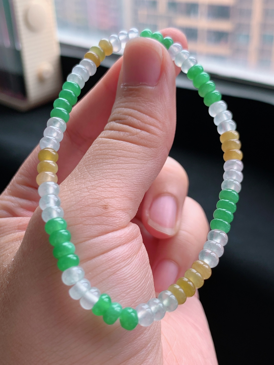 冰种三彩算盘珠手串，晴绿黄翡搭配，水润荧光清新雅致 自然光拍摄 300615