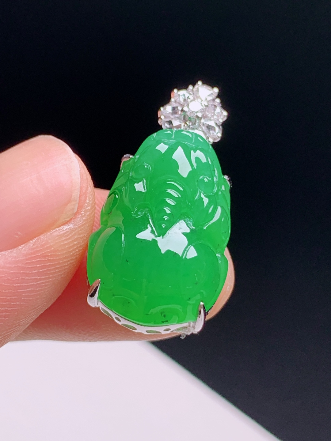 ️  阳绿貔貅吊坠，色浓水足玉质细腻，立体雕工圆润讨喜，钻石花头镶扣，寓意吉祥